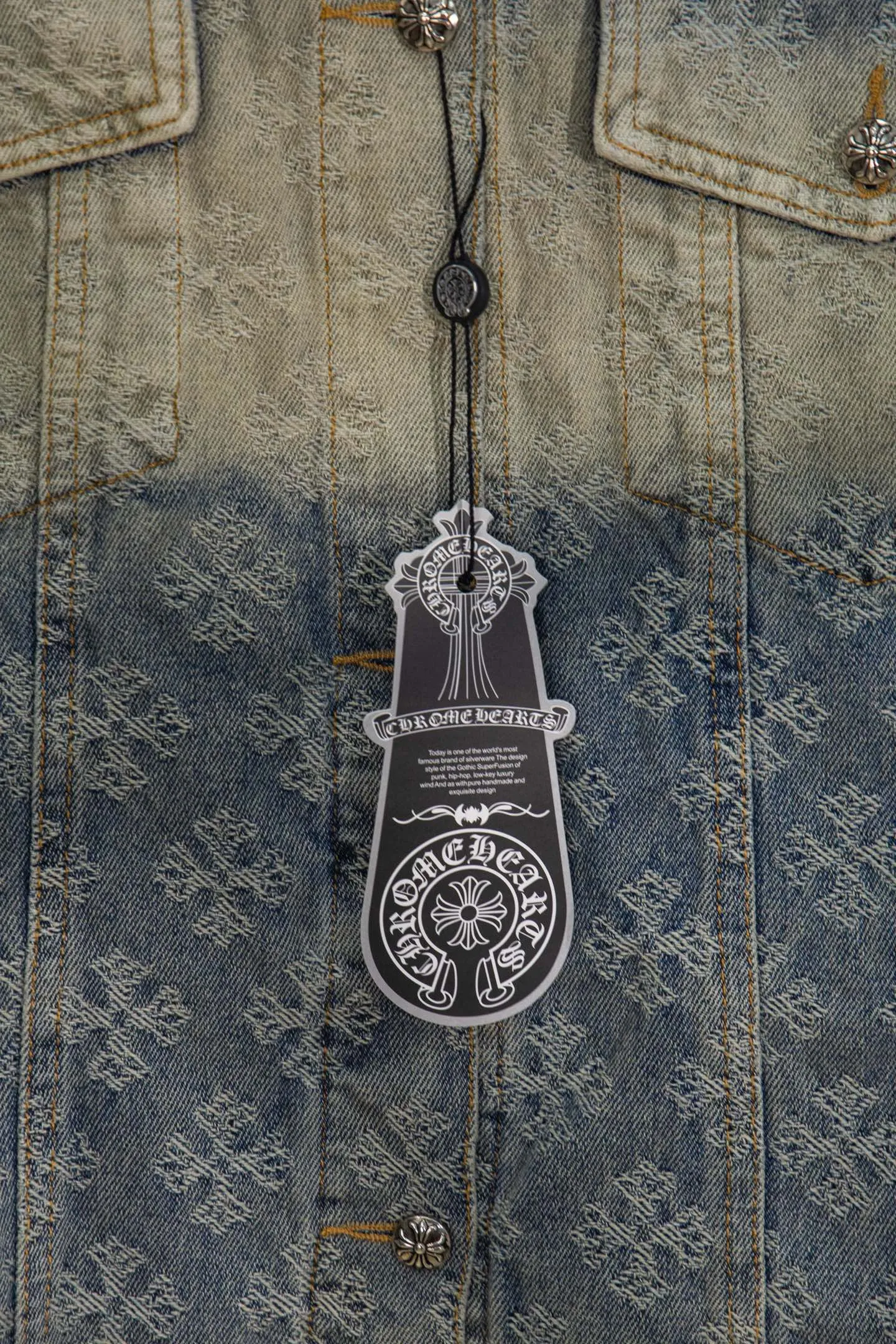 P340 Style No.: Y194 ChromeHearts heavy-duty steel-printed classic Sanskrit all-over jacquard hot-drilled denim jacket for men and women. New ChromeHearts Sanskrit printed custom fabric jacket. Gradient color wash, hot-drilled cross denim jacket on the back. A very heavy-duty one. The top is made of heavy weight. Presbyopia is suitable for early autumn outings. The denim fabric can be directly machine washed without deformation. Washing and distressing also give a sense of high-end. Power style wear, follow the photo and mirror. The gradient color is super high-end 💕 Each diamond shines with a unique light, as if telling a fashion story ✨ The steel-printed jacquard adds a three-dimensional and artistic sense, making this jacket instantly unique. Size:s m l xl